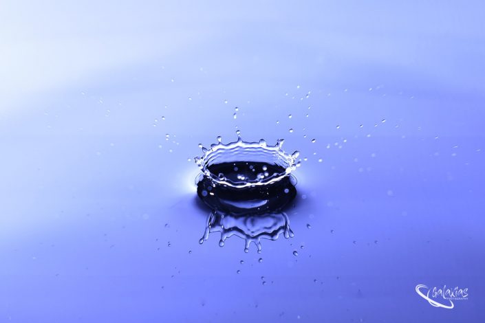 Water drop splash forms a crown image