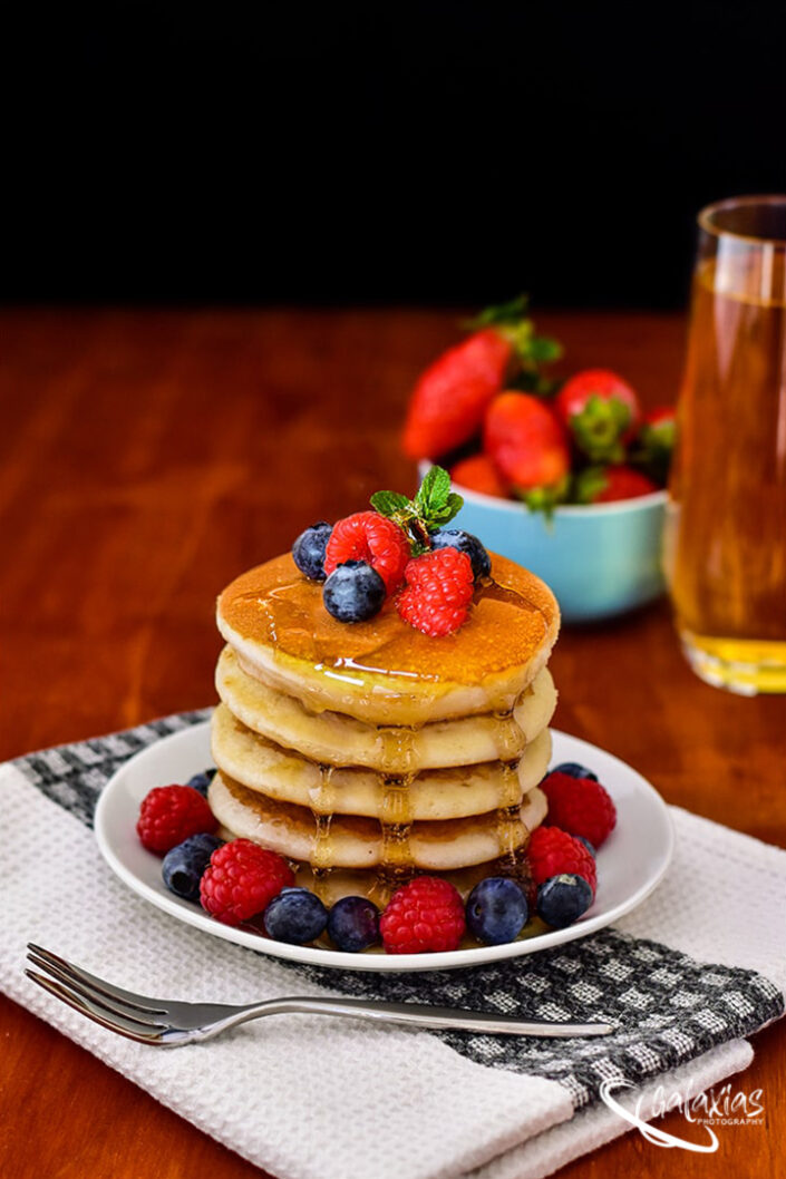 Flapjacks with syrup and berries